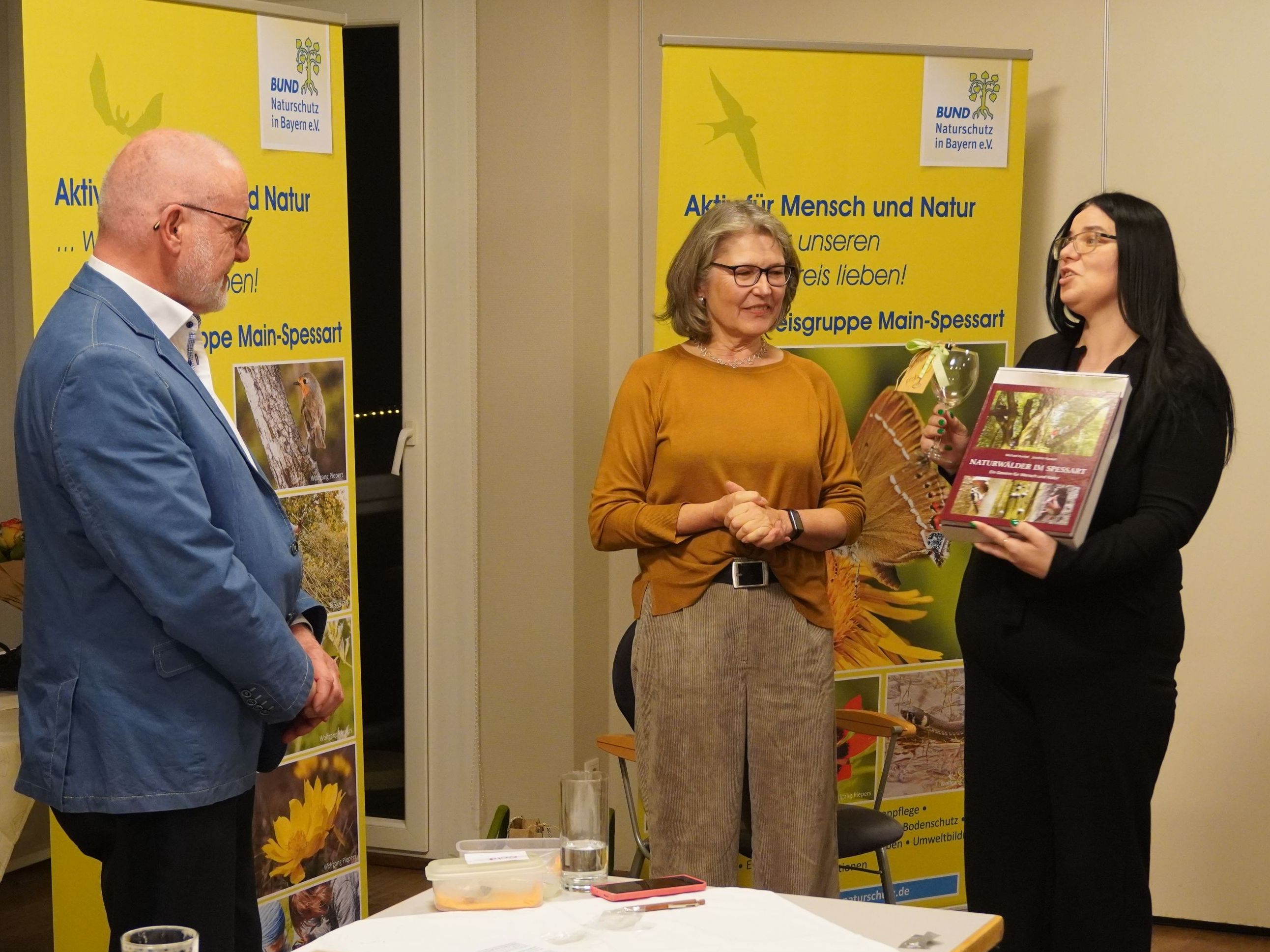 Alexandra Pfister und Conni Schlosser bedanken sich bei Erwin Scheiner für viele engagierte Jahre, Foto Uwe Schlosser