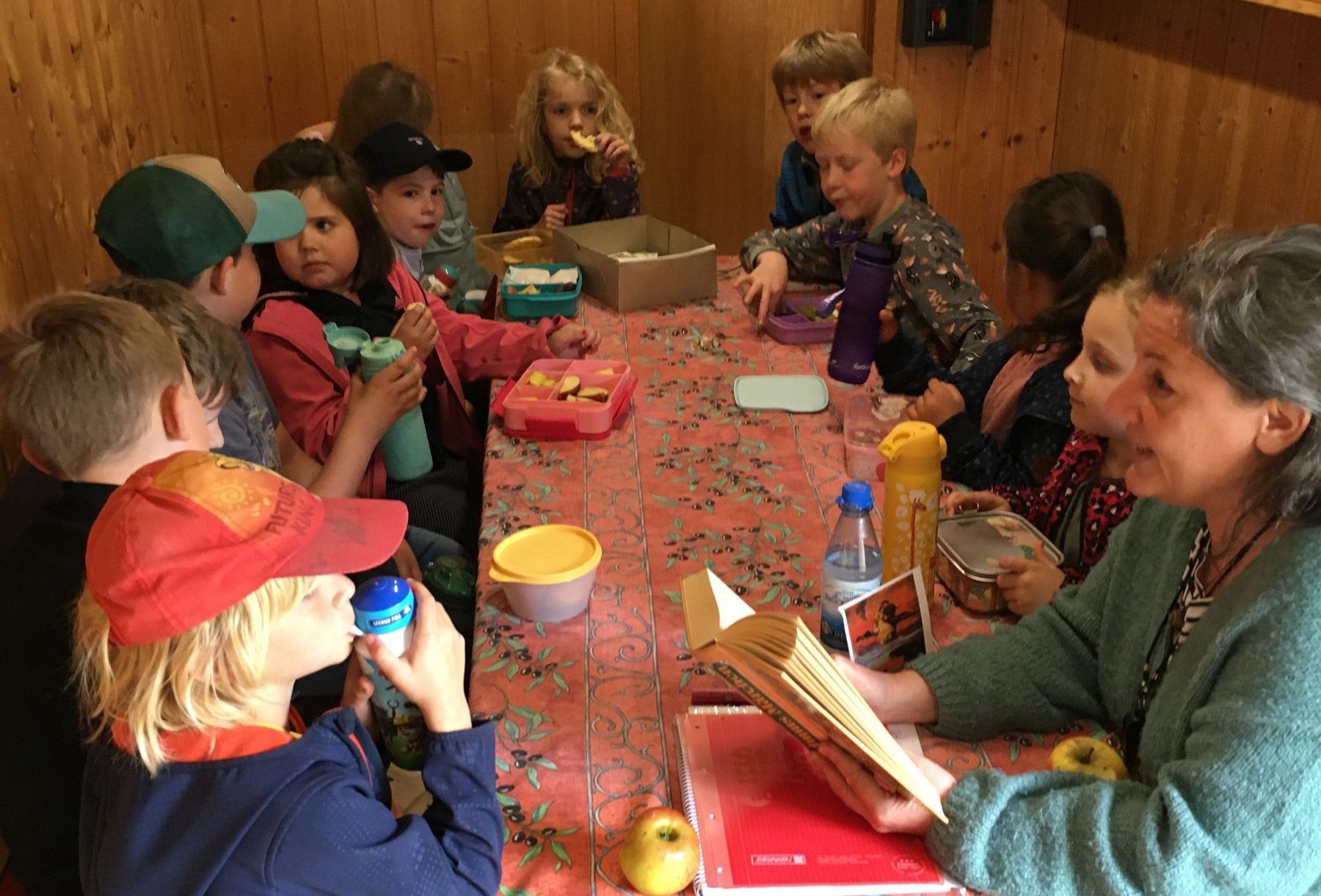 Die Kinder essen gesundes Obst im Bauwagen ERNA und raten von Marit Pohl vorgelesene Märchenrätsel. Foto Ulrich Geißler