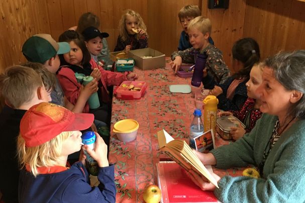 Die Kinder essen gesundes Obst im Bauwagen ERNA und raten von Marit Pohl vorgelesene Märchenrätsel. Foto Ulrich Geißler
