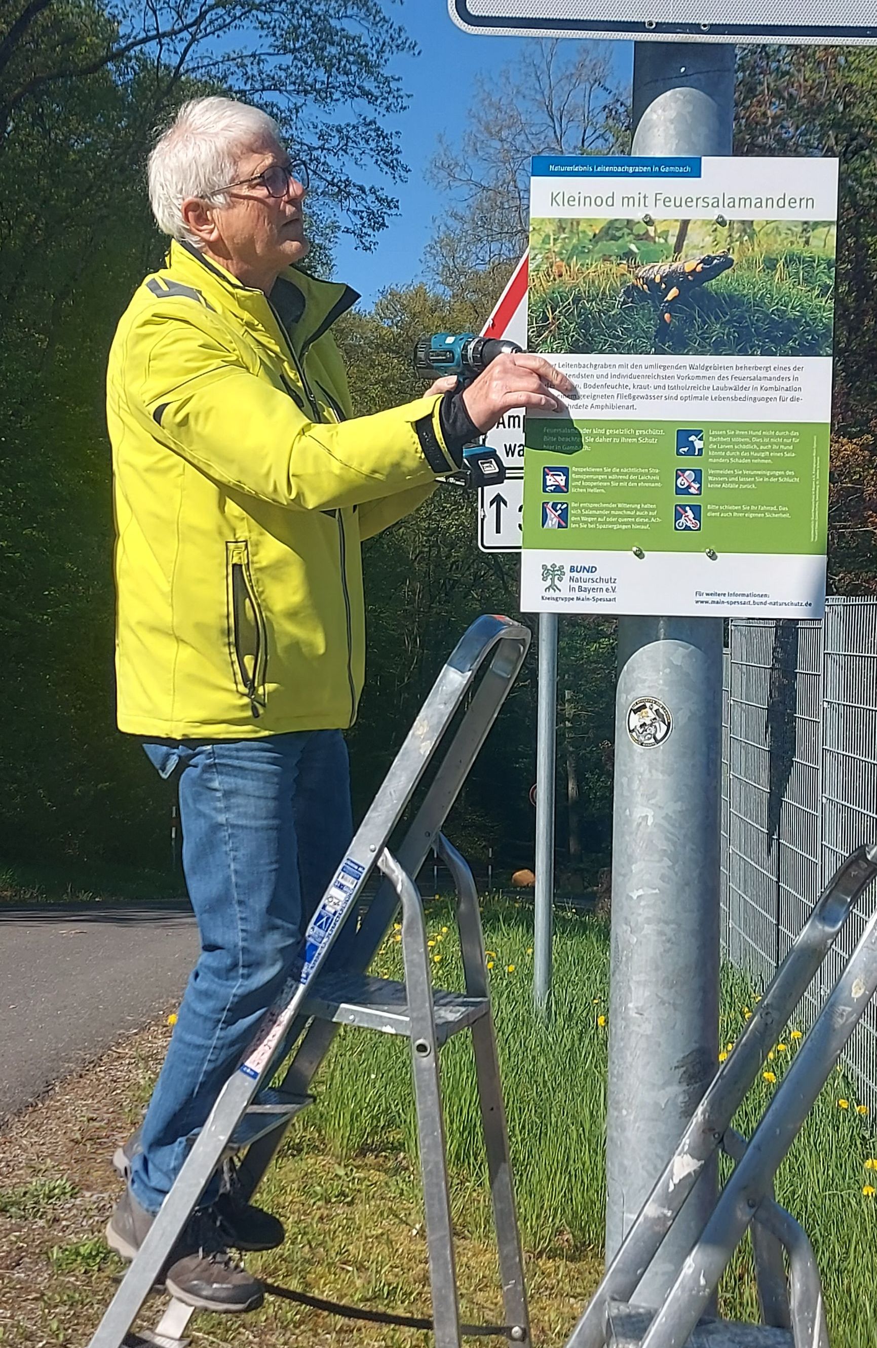 Erich Köhler installiert das neue Hinweisschild, Foto Erwin Scheiner