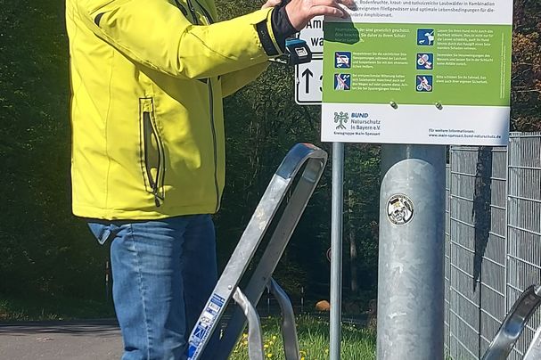 Erich Köhler installiert das neue Hinweisschild, Foto Erwin Scheiner