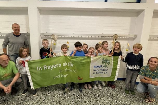 Holger Raquet (links) und Michelle Horn-Cetinköprülü (rechts) freuen sich mit Kreuzwertheimer Grundschulkindern über eine gelungene Aktion, Foto Luisa Kroll