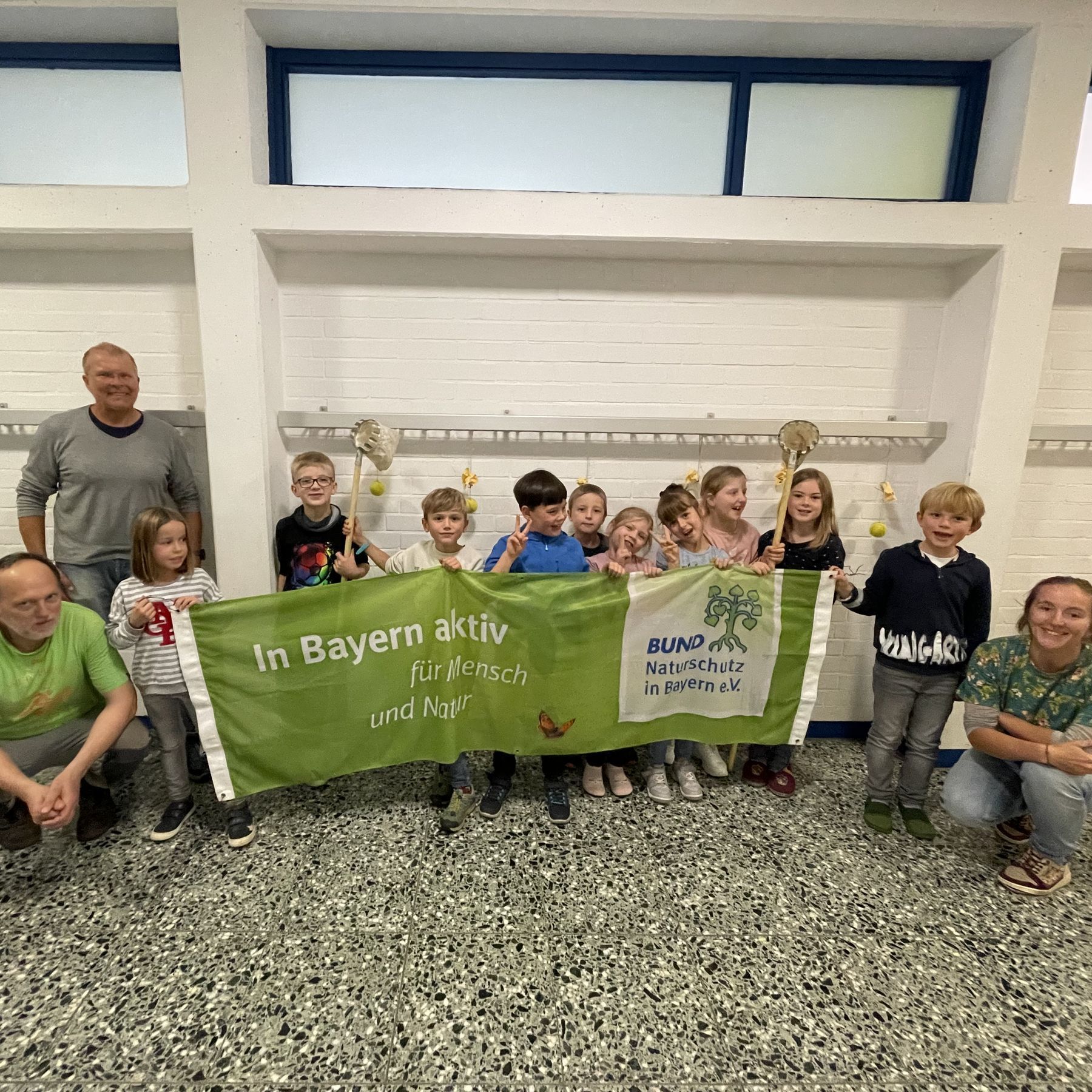 Holger Raquet (links) und Michelle Horn-Cetinköprülü (rechts) freuen sich mit Kreuzwertheimer Grundschulkindern über eine gelungene Aktion, Foto Luisa Kroll