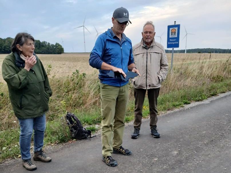 Fledermausfachmann Grün mit einer Fledermausattrappe, Foto Katharina Vautrin-Hofmann