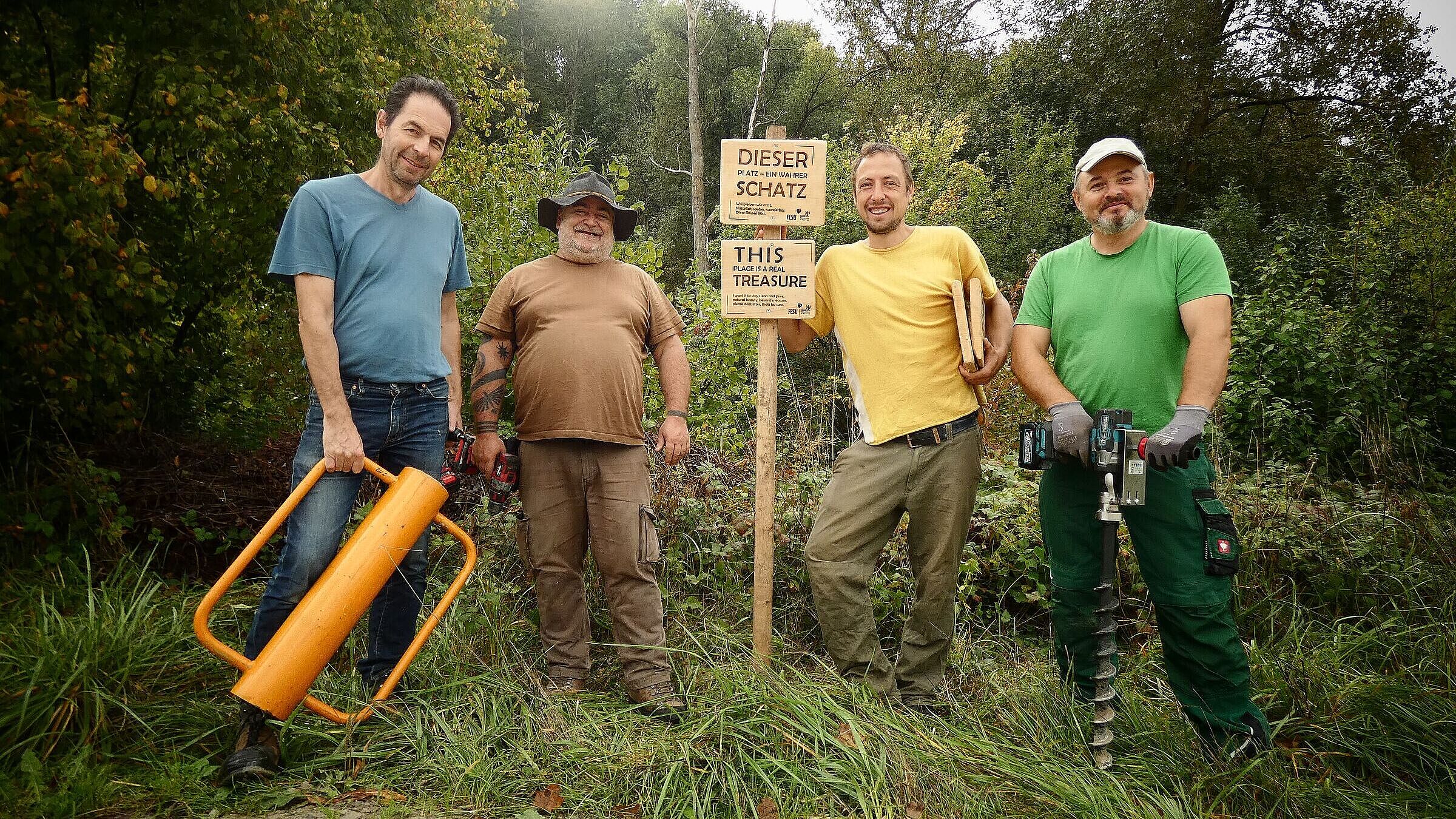 Neben den „Müllschildern“ hat die Projektgruppe FESU nun auch Schilder entworfen, die auf ökologisch wertvolle Flächen hinweisen. Im Bild ein Teil des Teams nach dem Aufstellen eines solchen Schildes. Foto Michael Pfister