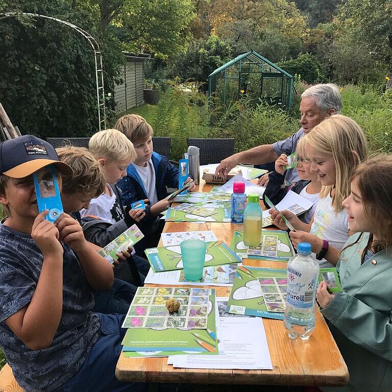 Kindergruppe Wilde Bienen zu Besuch beim Imker, hier Bastelaktion, Foto Marit Pohl