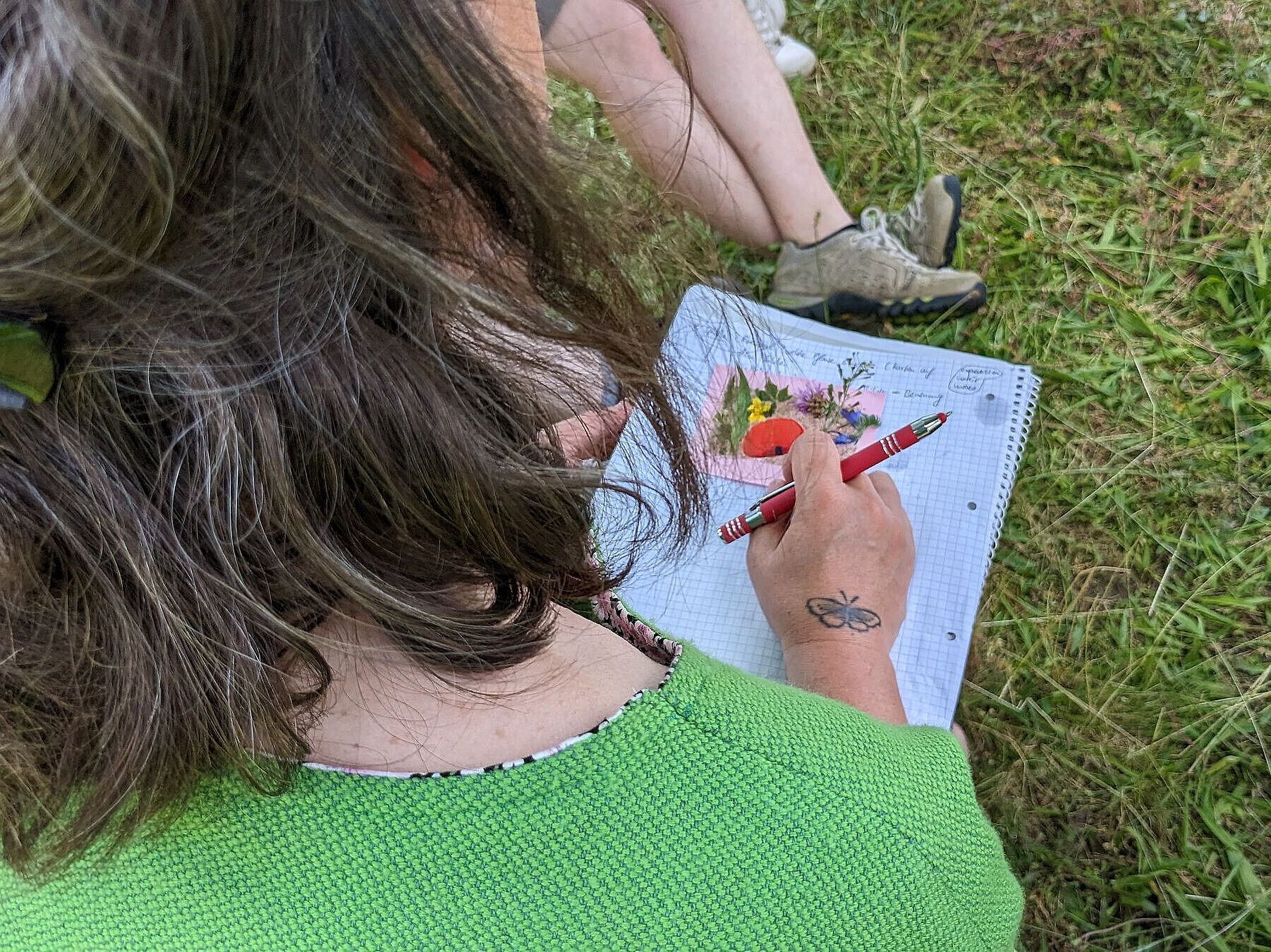 Wild & Lecker: Teilnehmerin macht Notizen, Foto Conni Schlosser