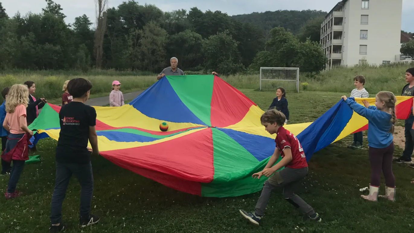 Spiel mit dem Schwungtuch, Foto Marit Pohl