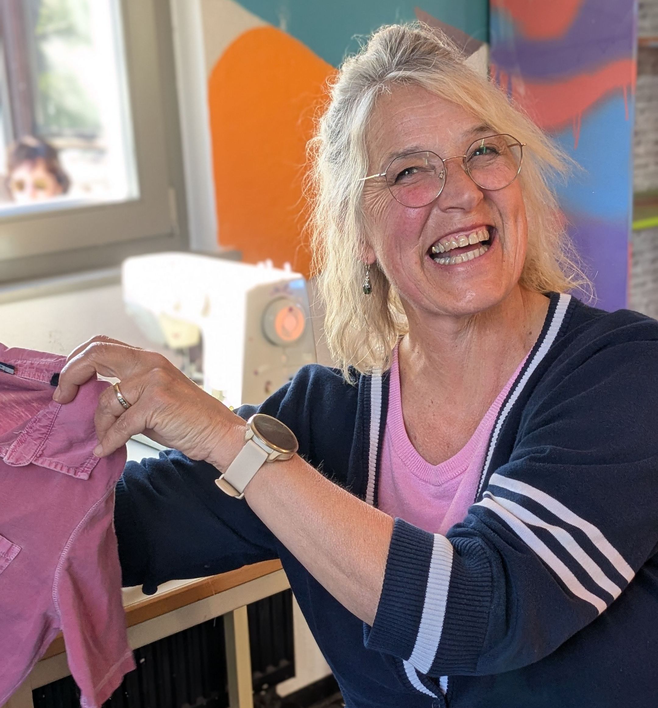 Ines freut sich über ein repariertes Kleidungsstück, Foto Conni Schlosser