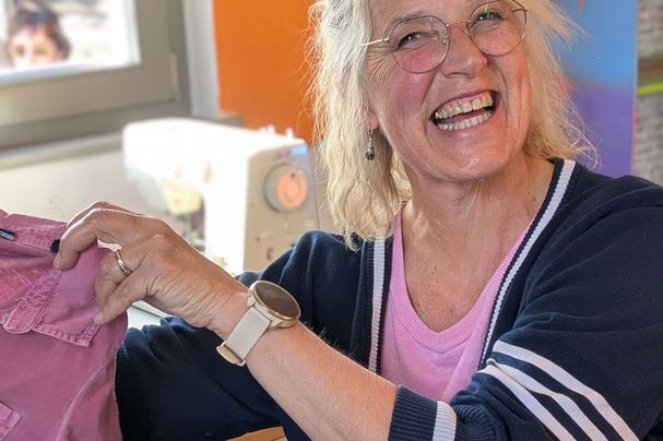 Ines freut sich über ein repariertes Kleidungsstück, Foto Conni Schlosser