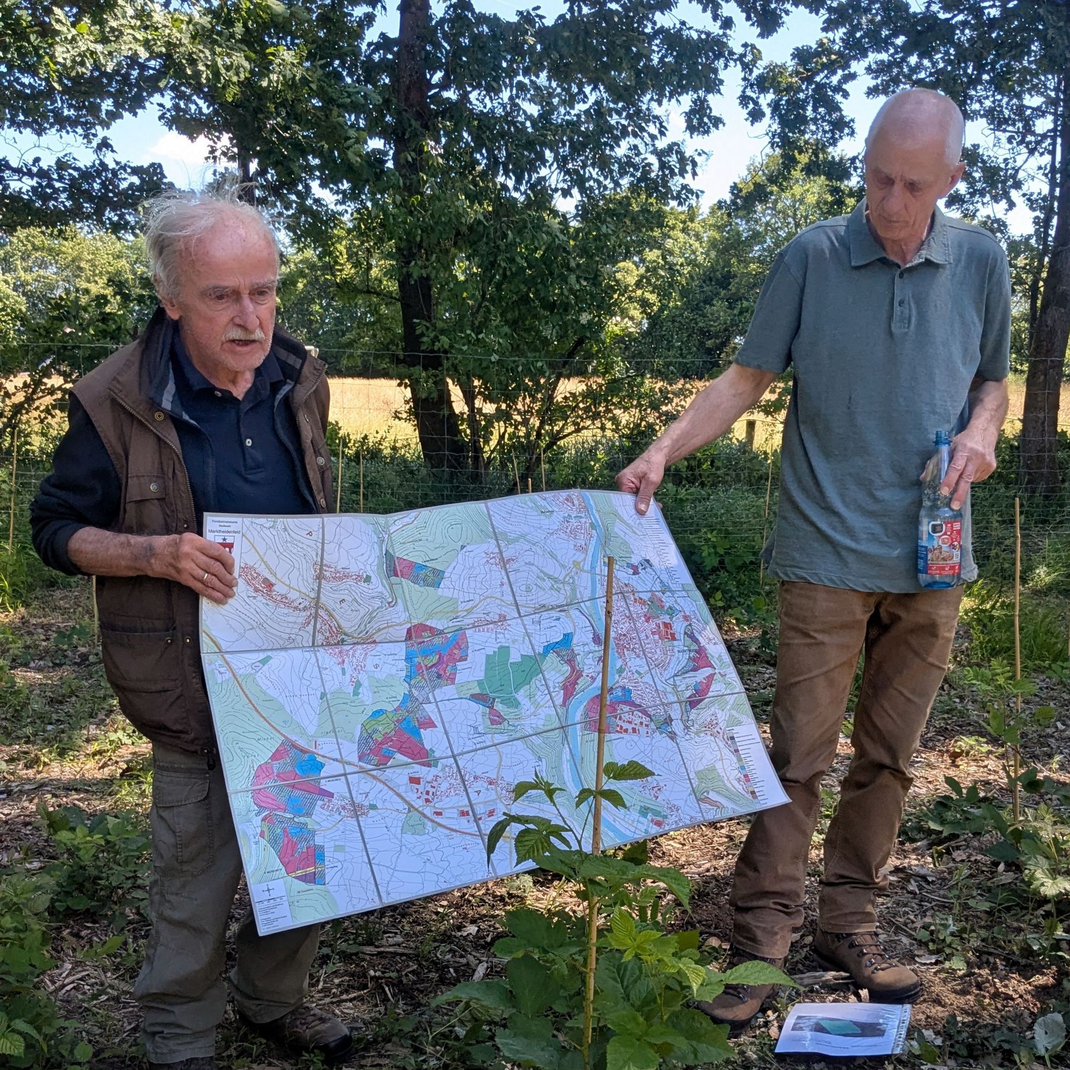 Dr. Netsch und Thomas Vogel erläutern die Maßnahmen im Stadtwald, Foto Conni Schlosser Dr. Netsch und Thomas Vogel erläutern die Maßnahmen im Stadtwald, Foto Conni Schlosser