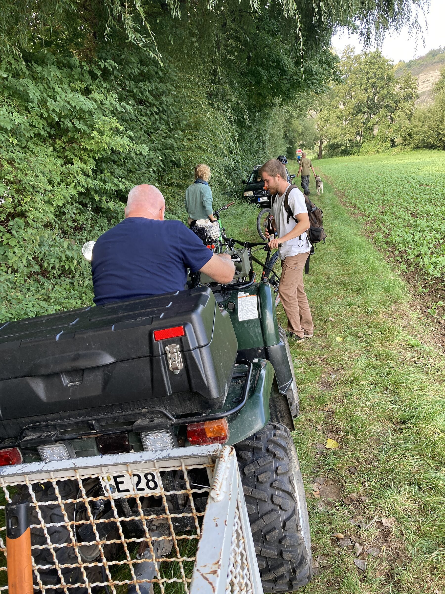 FESU - Für eine saubere Umwelt, die ersten Schilder werden aufgestellt - Arbeiten, Foto Sandra Ruske