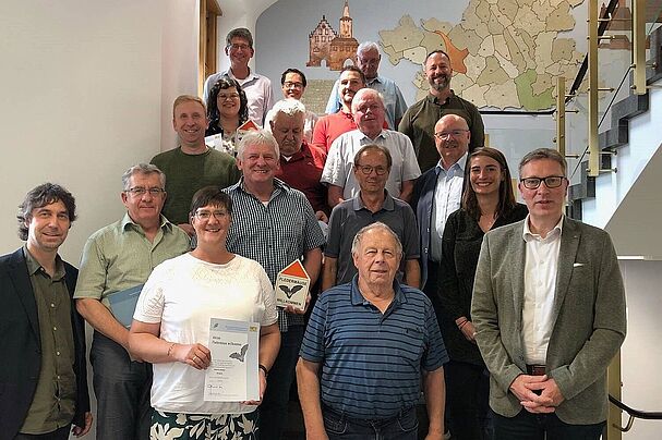 Die Vertreter*innen der Kirchengemeinden nehmen die Plaketten entgegen, Foto Laura Naudascher