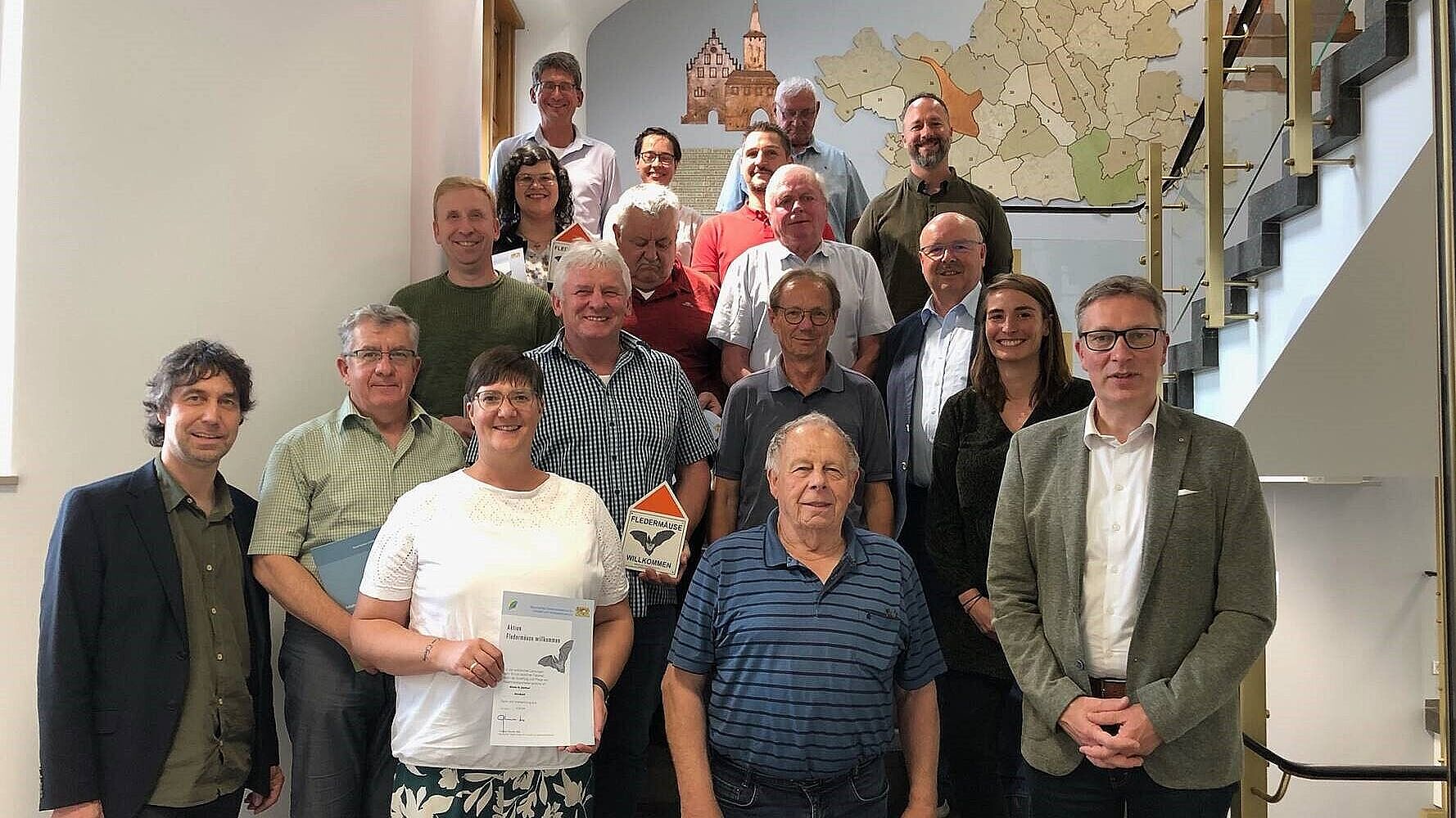 Die Vertreter*innen der Kirchengemeinden nehmen die Plaketten entgegen, Foto Laura Naudascher