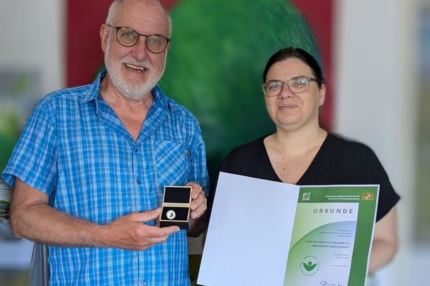 Erwin Scheiner und Alexandra Pfister freuen sich über die Auszeichnung, Foto Conni Schlosser Erwin Scheiner und Alexandra Pfister freuen sich über die Auszeichnung, Foto Conni Schlosser