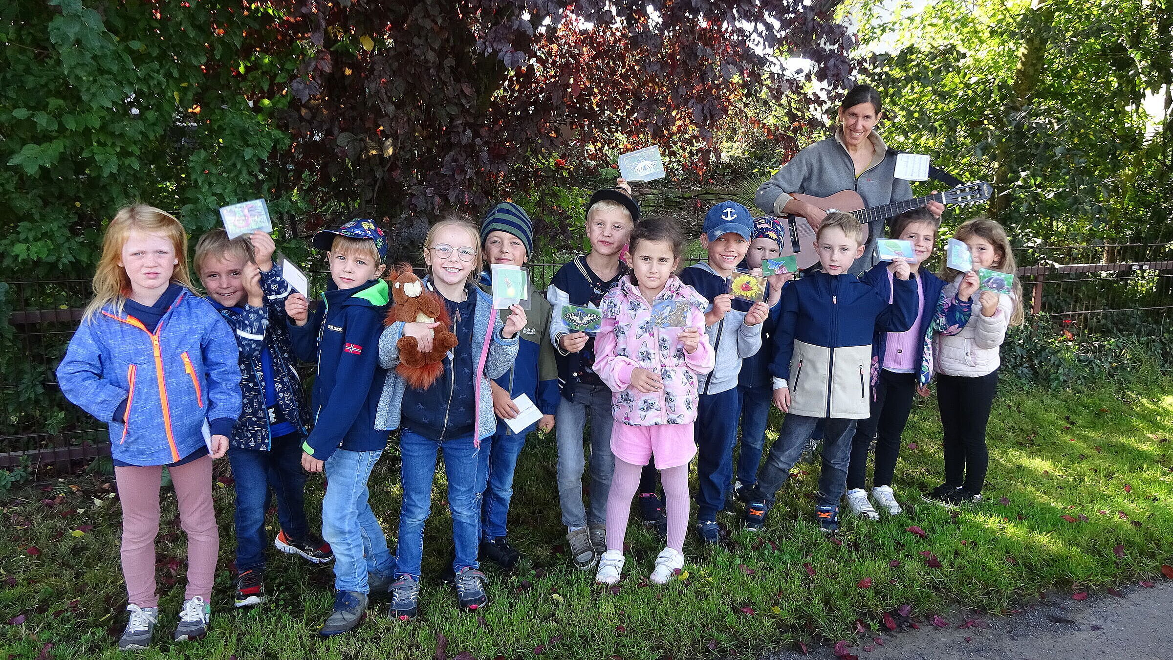 Gudrun Karle (hinten mit Gitarre) und die Karlburger Vorschulkinder, Foto Simone Rüppel