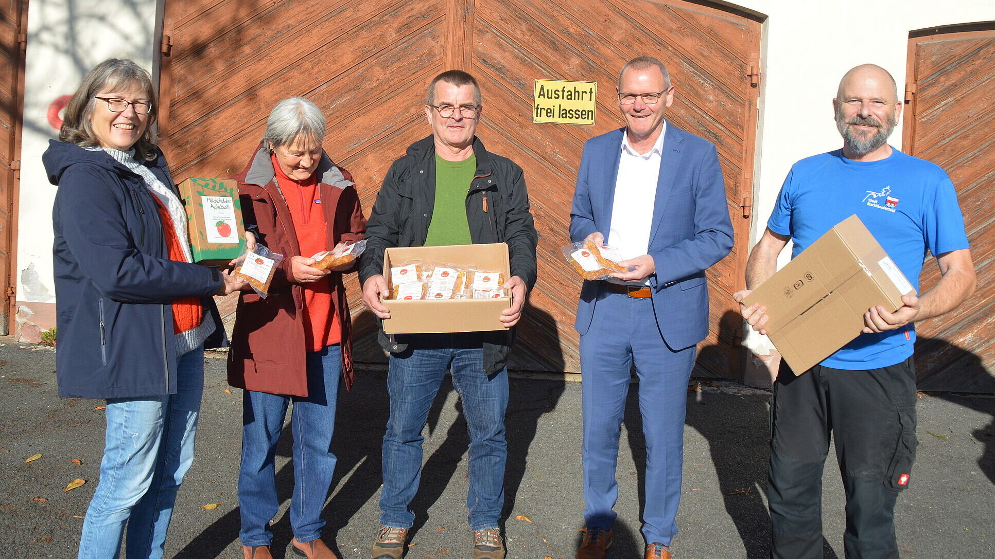 Übergabe einer Ladung Fruchtsaftgummis an die Stadt Marktheidenfeld, Foto Inge Albert