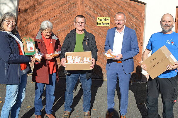 Übergabe einer Ladung Fruchtsaftgummis an die Stadt Marktheidenfeld, Foto Inge Albert