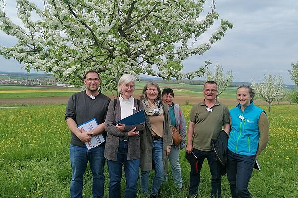 Die Teilnehmenden am Streuobstklimaprojekt aus Main-Spessart bei der Auf-taktveranstaltung in Gnotzheim. Von links Peter Kraft aus Stadelhofen (private Wiese), Doris Appel und Conni Schlosser (BN Marktheidenfeld), Silvi Löwe (BN Retzbach), Joachim Hörnig (private Wiese und BN Marktheidenfeld), Michelle Horn- Cetinköprülü(Streuobstberaterin Main-Spessart). Foto Michelle Horn- Cetinköprülü