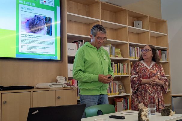 Heike Heck und Detlev Reusch aus Schweinfurt referieren über den Igel, Foto Conni Schlosser Heike Heck und Detlev Reusch aus Schweinfurt referieren über den Igel, Foto Conni Schlosser