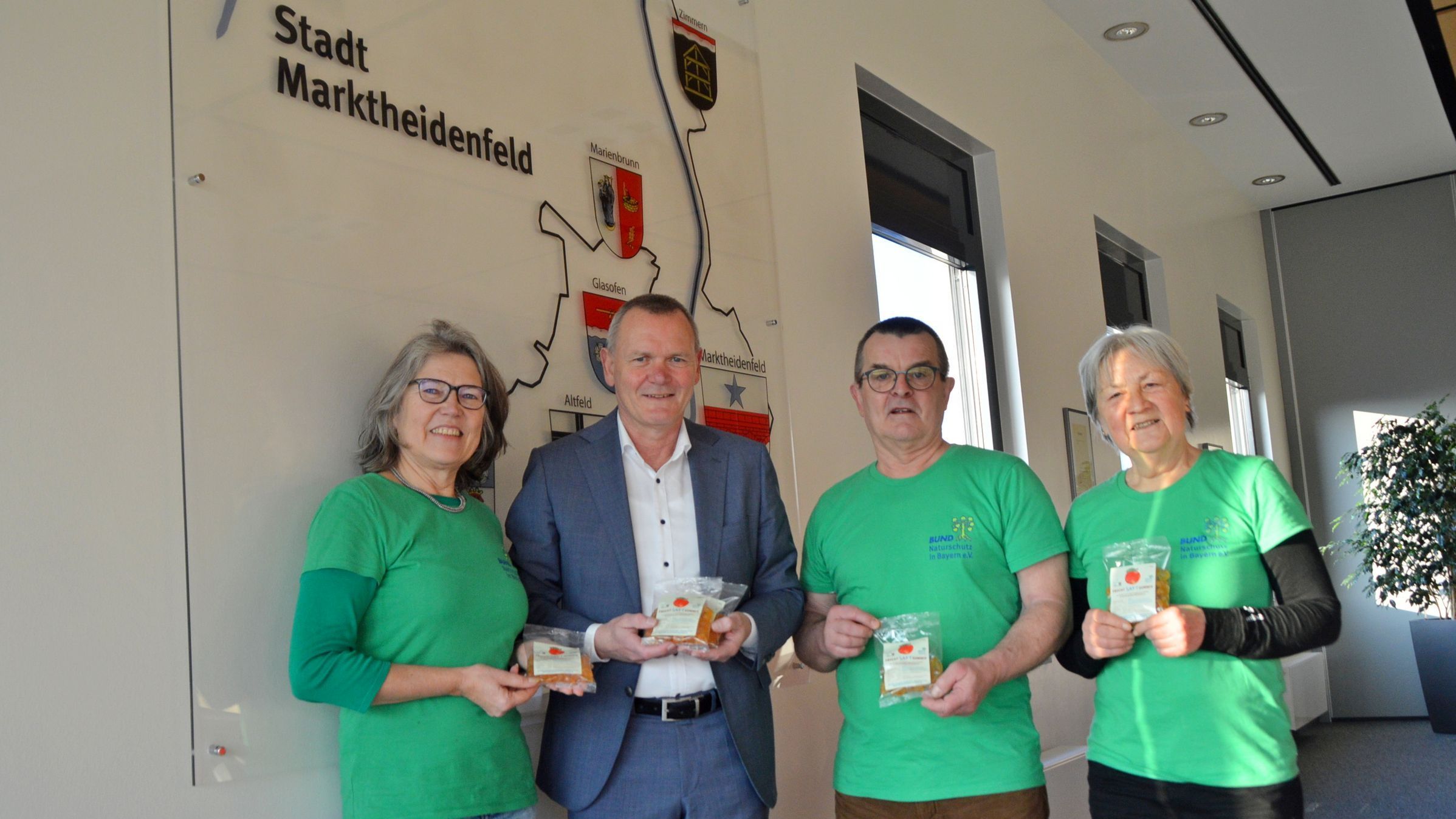 Erster Bürgermeister Thomas Stamm (2. von links) freut sich mit (von links) Conni Schlosser, Joachim Hörnig und Ulrike Münz vom BN Marktheidenfeld über den Nachschub an Fruchtsaftgummis. Foto: Marcus Meier Erster Bürgermeister Thomas Stamm (2. von links) freut sich mit (von links) Conni Schlosser, Joachim Hörnig und Ulrike Münz vom BN Marktheidenfeld über den Nachschub an Fruchtsaftgummis. Foto: Marcus Meier