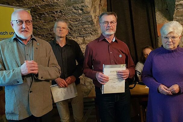 vErwin Scheiner ehrt Karlheinz Haase und Manfred & Gisela Kleinwechter mit der silbernen Ehrennadel des BN samt Urkunde (von links), Foto Conni Schlosser