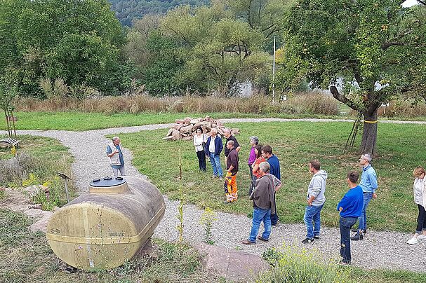 Erich Perchermeier erläutert beim ersten Runden Tisch Grünflächen 2020 die Hintergründe des Projektes Lebendige Gärten in Marktheidenfeld, Foto Conni Schlosser