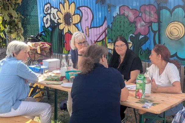 Am Bauwagen ERNA wurden ausdauernd Kreisgruppen- und Umweltbildungsthemen diskutiert, Foto Conni Schlosser Am Bauwagen ERNA wurden ausdauernd Kreisgruppen- und Umweltbildungsthemen diskutiert, Foto Conni Schlosser