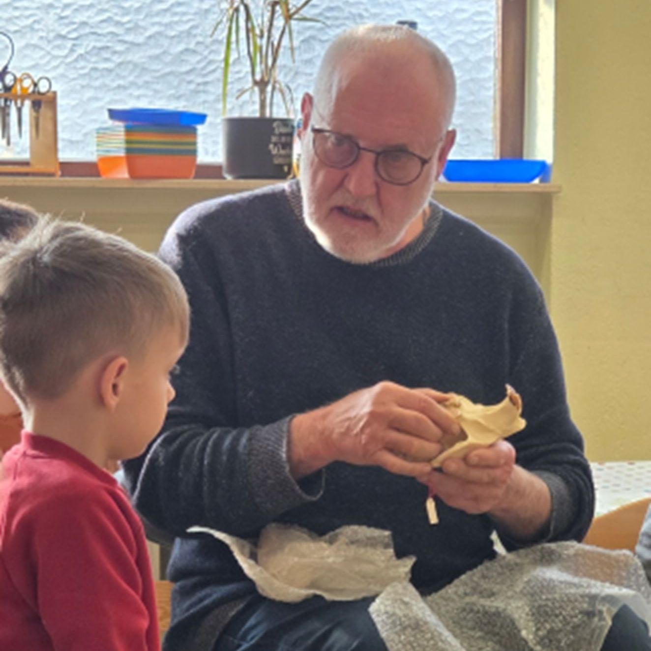Erwin Scheiner präsentiert den Unterkiefer eines Bibers, Foto KITA Lohgraben Erwin Scheiner präsentiert den Unterkiefer eines Bibers, Foto KITA Lohgraben