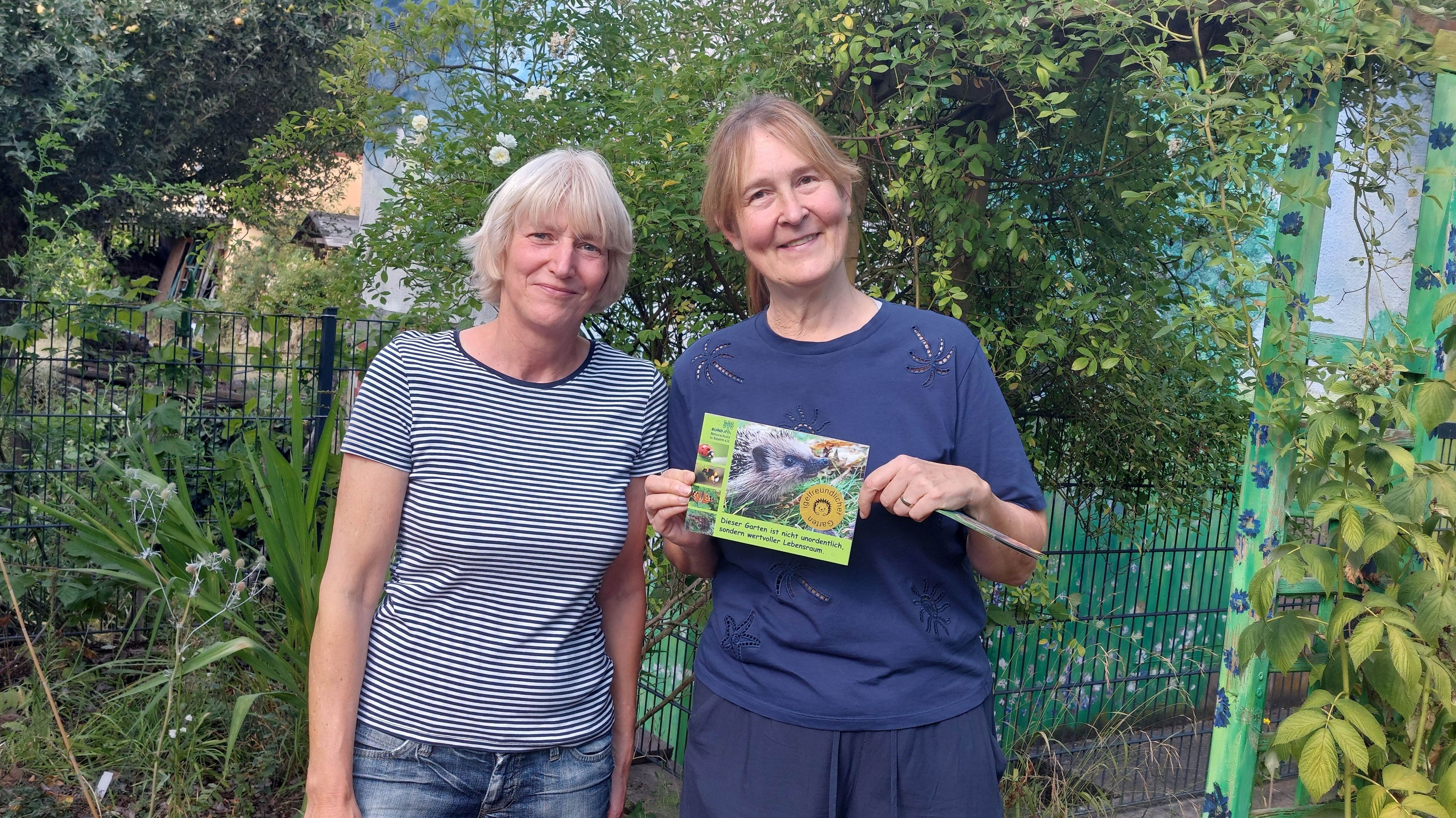 OG Vorsitzende Frauke Beck übergibt das erste Schild "Igelfreundlicher Garten" OG Vorsitzende Frauke Beck übergibt das erste Schild "Igelfreundlicher Garten"