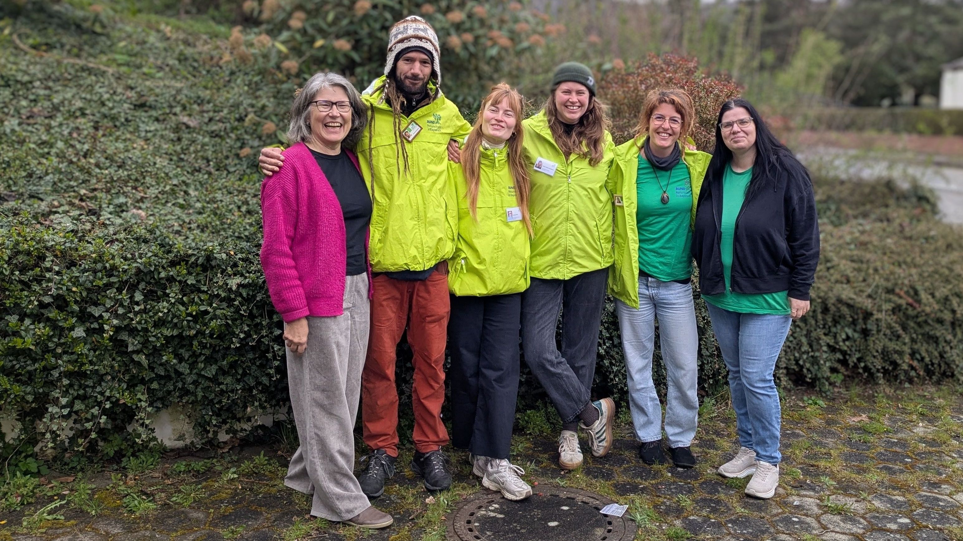 Conni Schlosser (links) und Alexandra Pfister (rechts) freuen sich, dass das BN-Team mit Dennis, Theresa, Marion und Michelle den BN vorstellen und für ihn werben wird