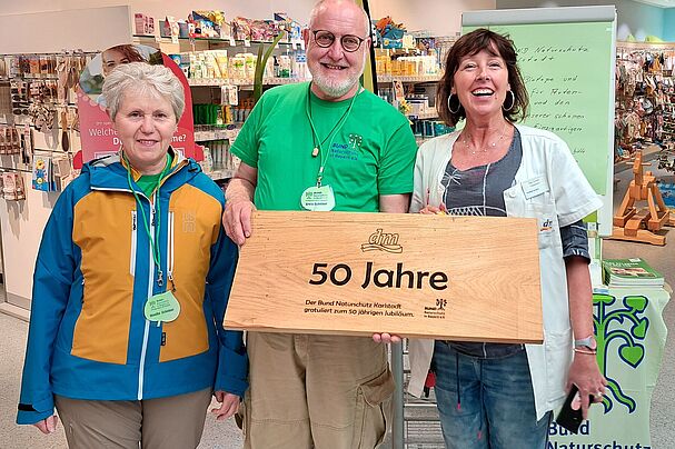 Filialleiterin Frau Zürrlein freut sich sehr über das Eichenbrett mit der Gravur zu 50 Jahre dm, Foto dm