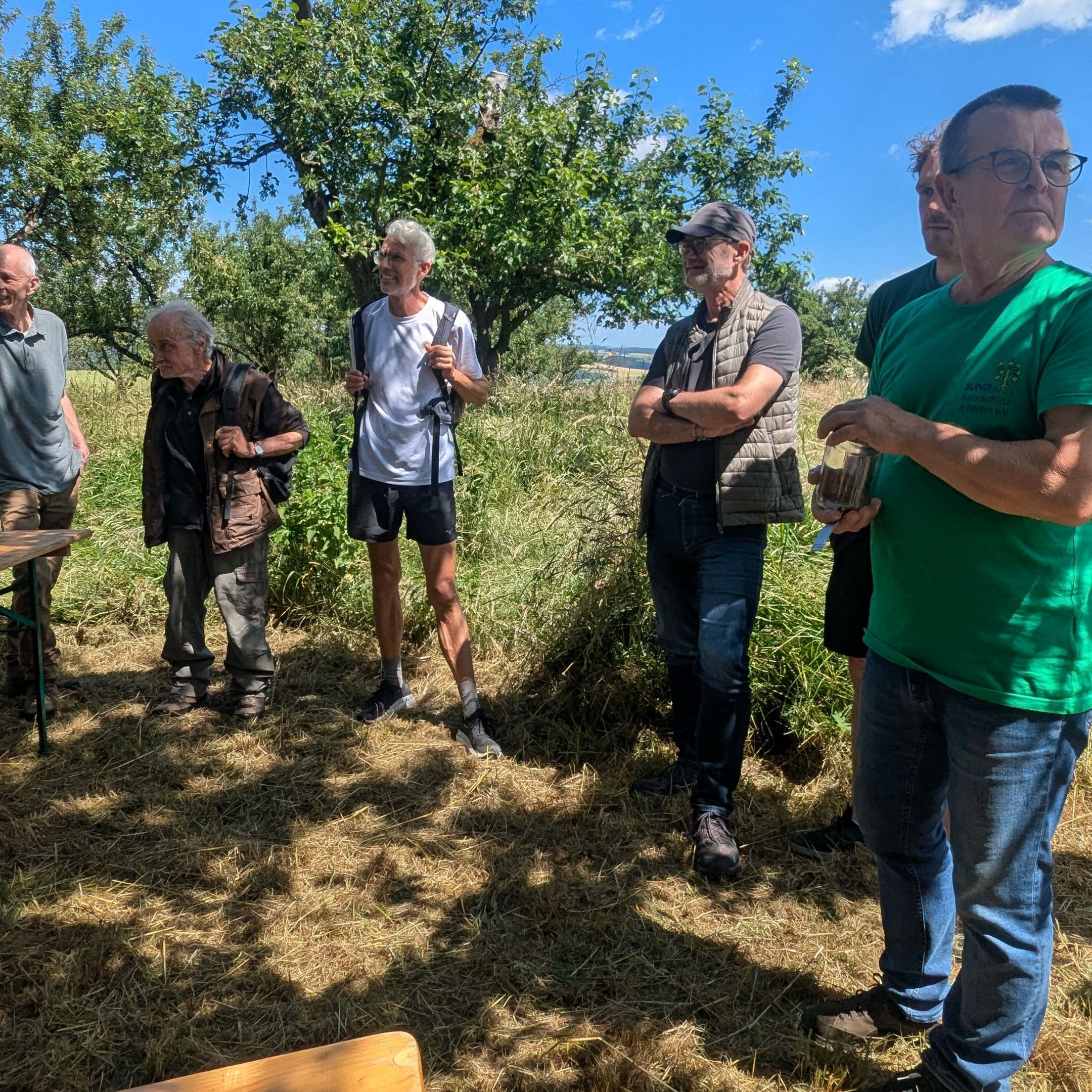 Die TN trafen sich auf der Streuobstwiese in Glasofen, Foto Conni Schlosser Die TN trafen sich auf der Streuobstwiese in Glasofen, Foto Conni Schlosser