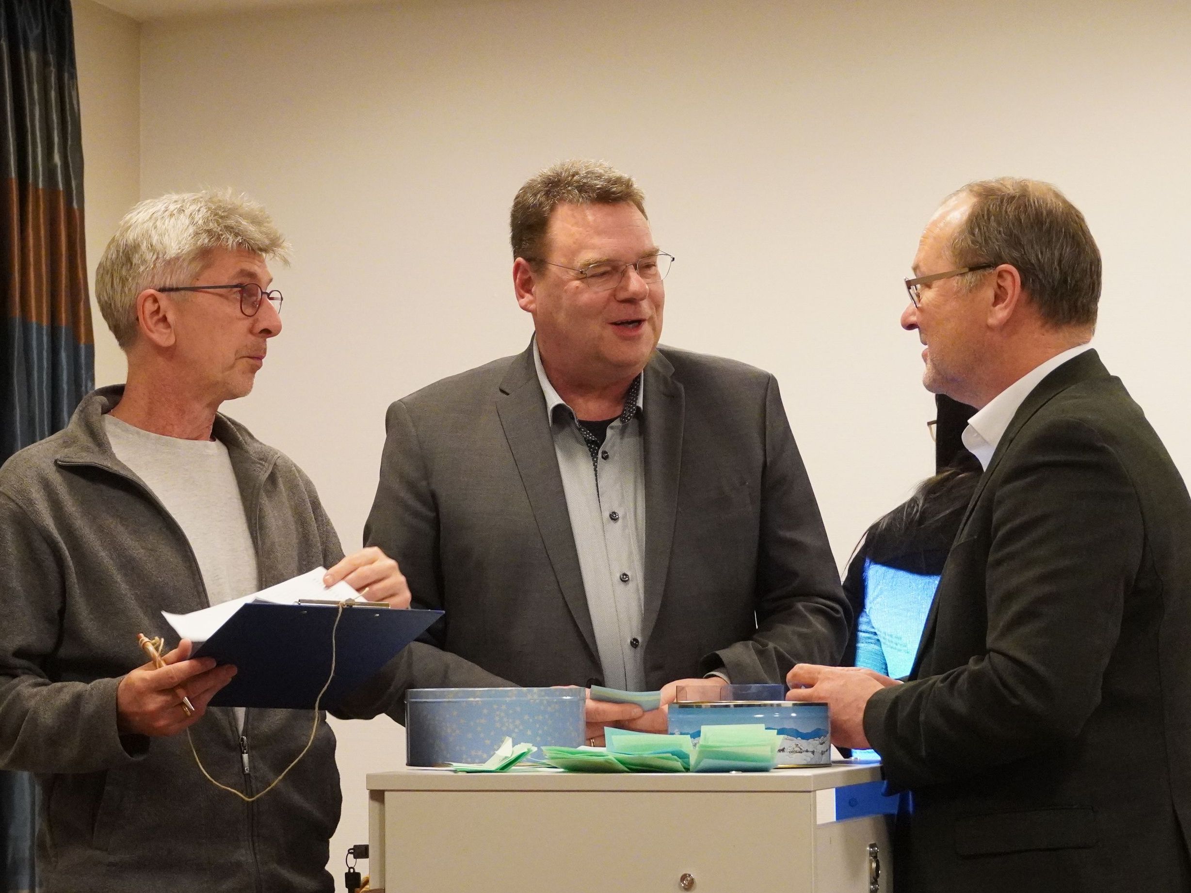 Steffen Jodl, Steffen Scharrer und Armin Beck von links leiten die Neuwahl, Foto Uwe Schlosser