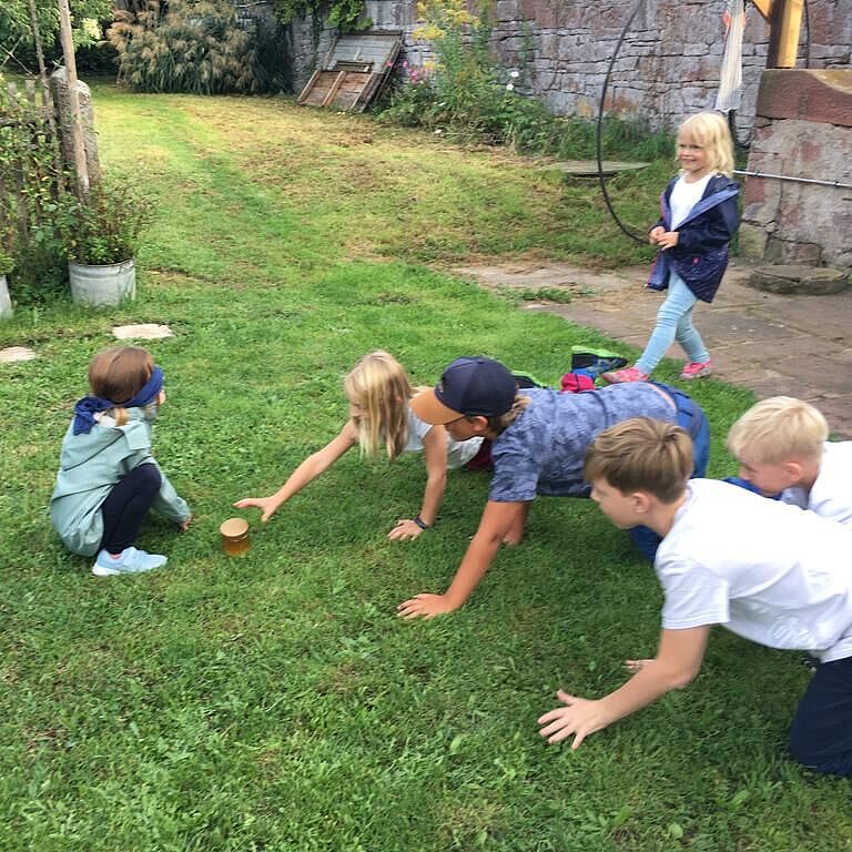 Kindergruppe Wilde Bienen zu Besuch beim Imker, hier Spiele, Foto Marit Pohl