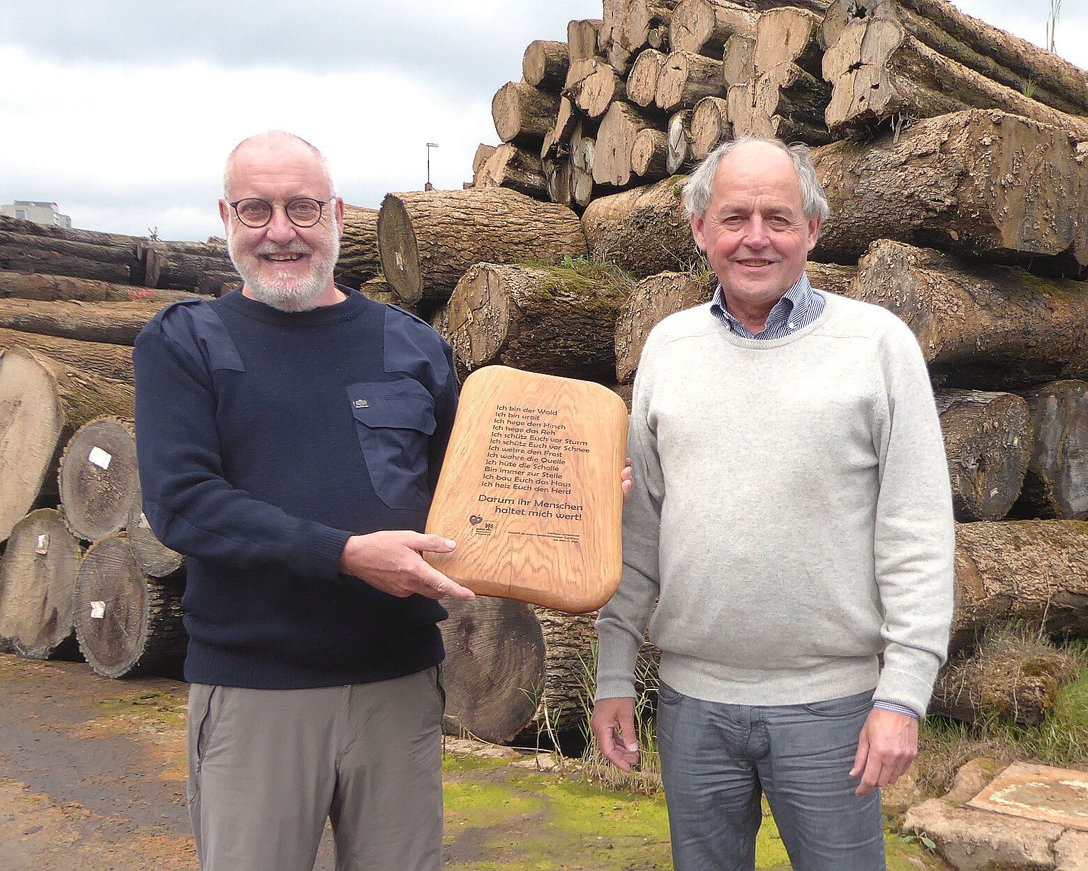 Erwin Scheiner übergibt eine Holztafel als Dankeschön an Fritz Kohl vom gleichnamigen Furnierwerk für seine Holzspenden. Foto Monika Scheiner Erwin Scheiner übergibt eine Holztafel als Dankeschön an Fritz Kohl vom gleichnamigen Furnierwerk für seine Holzspenden. Foto Monika Scheiner