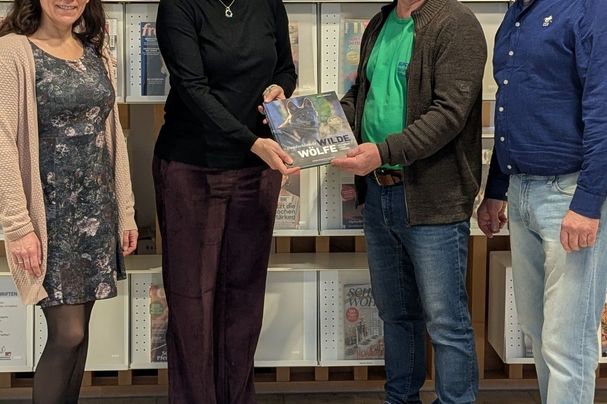 Im Bild von Links: Daniela Heidenfelder und Susanne Wunderlich von der Stadtbibliothek, Joachim Hörnig und Bernhard Bröstler vom BUND Naturschutz Marktheidenfeld, Foto Conni Schlosser Im Bild von Links: Daniela Heidenfelder und Susanne Wunderlich von der Stadtbibliothek, Joachim Hörnig und Bernhard Bröstler vom BUND Naturschutz Marktheidenfeld, Foto Conni Schlosser