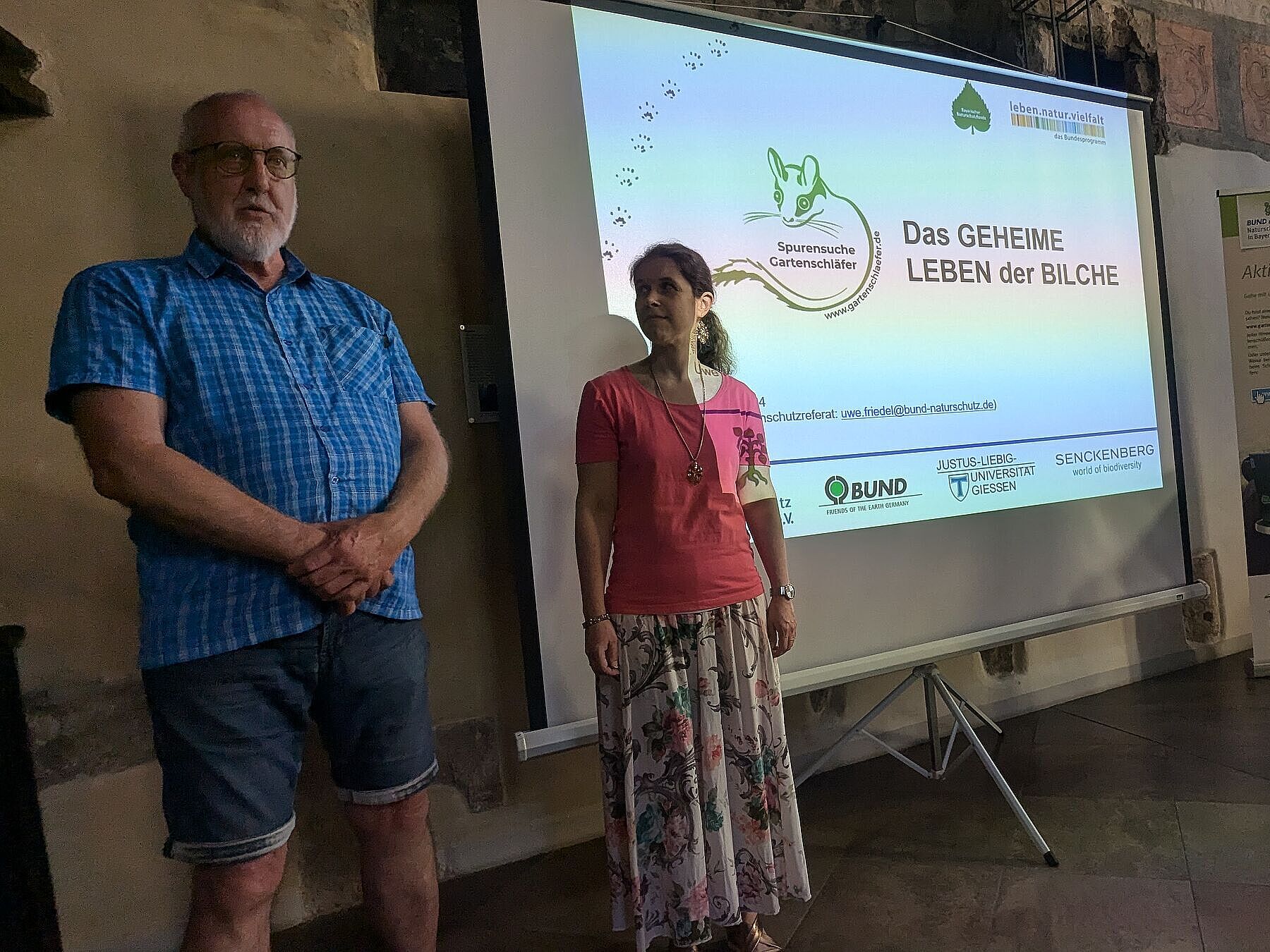 Erwin Scheiner, BUND Naturschutz, und Sina Köhlnhofer, Stadtbibliothek Karlstadt, begrüßen Gäste des Vortrags und den Referenten Uwe Friedel, Foto Conni Schlosser