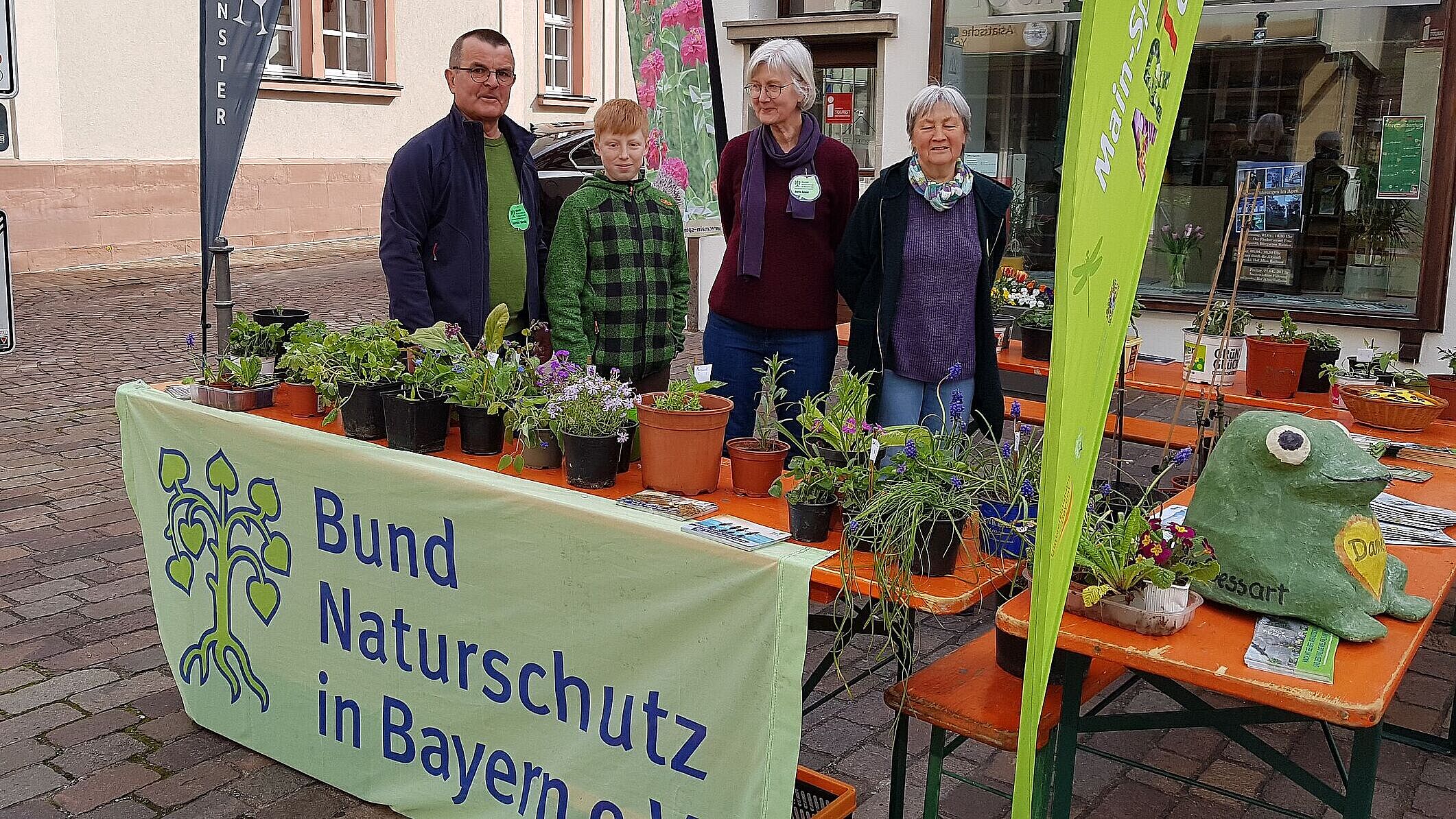 Aktive am Pflanzenstand der OG Marktheidenfeld, Fotos Conni Schlosser