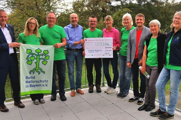 Spendenübergabe von Martina Kugler (Fünfte von rechts) an Joachim Hörnig (Fünfter von links) zwischen dem Ersten Bürgermeister Thomas Stamm und Vertretern beider Vereine, Foto Jochen Strnischa