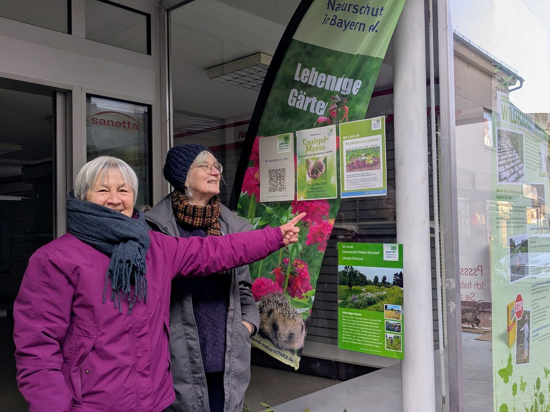 Ulrike Münz und Doris Appel von der OG Marktheidenfeld freuen sich über die neu gestalteten Schaufenster und werben für die Gartenveranstaltungen des BN, Foto Conni Schlosser