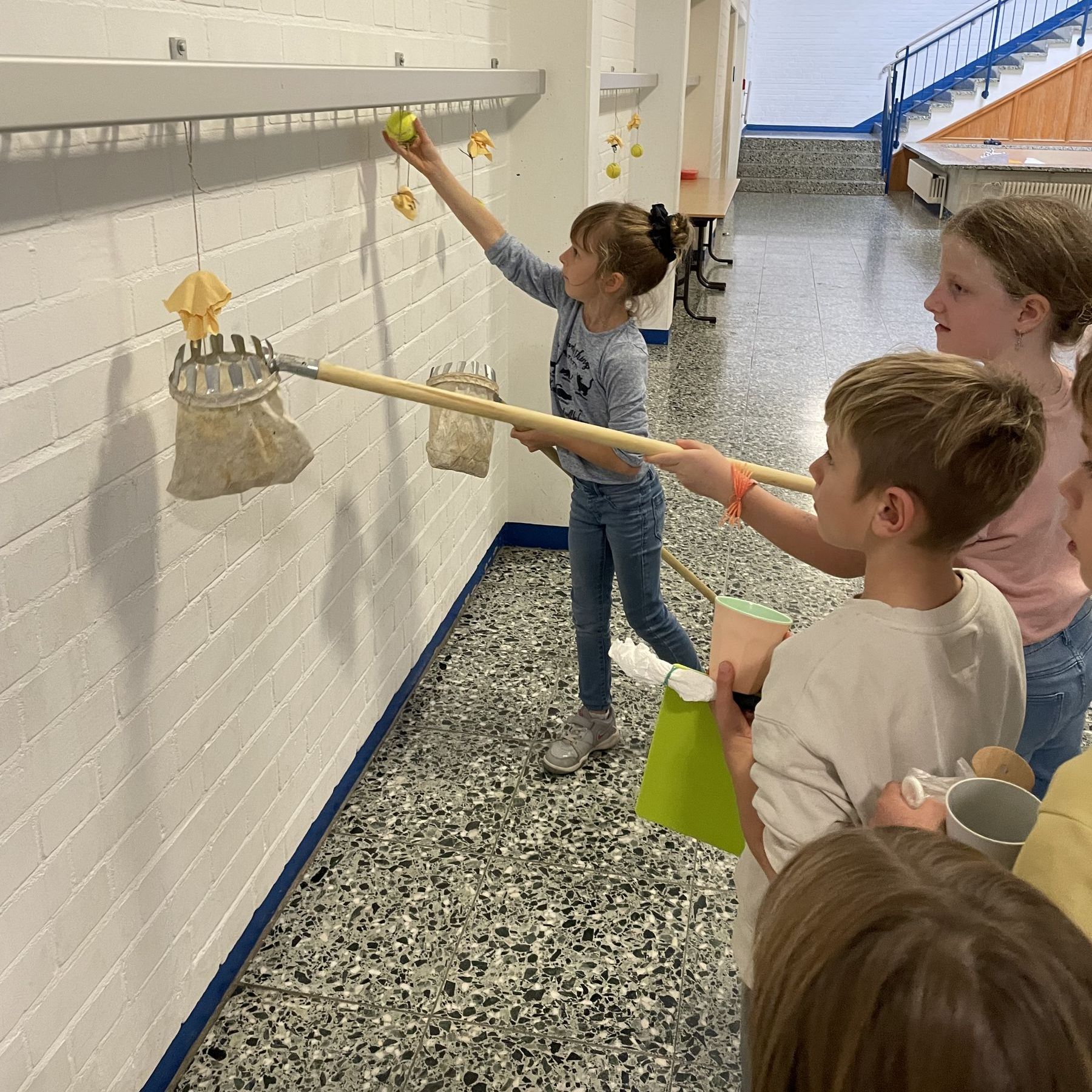 Die Kinder beim Pflückspiel , Foto Luisa Kroll