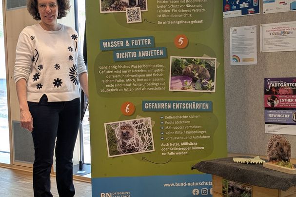 Die Leiterin der Stadtbibliothek Marktheidenfeld, Susanne Wunderlich, beim Eröffnen der Ausstellung, alle Fotos Conni Schlosser Die Leiterin der Stadtbibliothek Marktheidenfeld, Susanne Wunderlich, beim Eröffnen der Ausstellung, alle Fotos Conni Schlosser