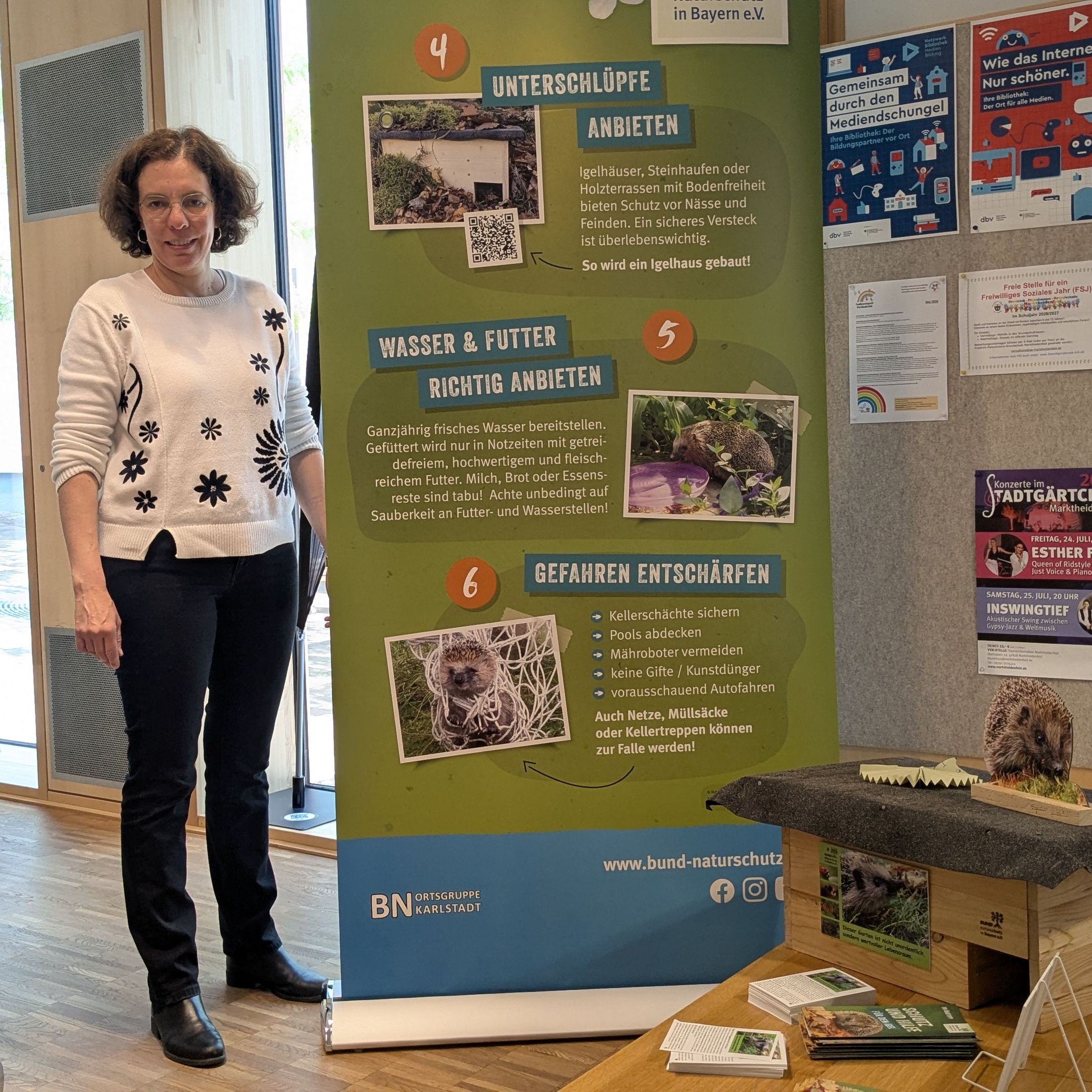 Die Leiterin der Stadtbibliothek Marktheidenfeld, Susanne Wunderlich, beim Eröffnen der Ausstellung, alle Fotos Conni Schlosser