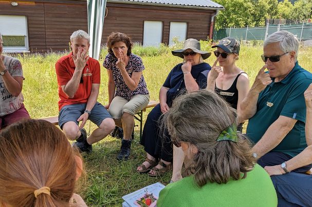 Bei einer Wildkräuterfortbildung lernten die Teilnehmenden nicht nur die Kräuter und ihre Einsatzgebiete kennen, sondern auch wie das Wissen darum kreativ weitergegeben werden kann. Im Bild die Teilnehmer*innen beim Naseweis-Spiel. Foto Conni Schlosser