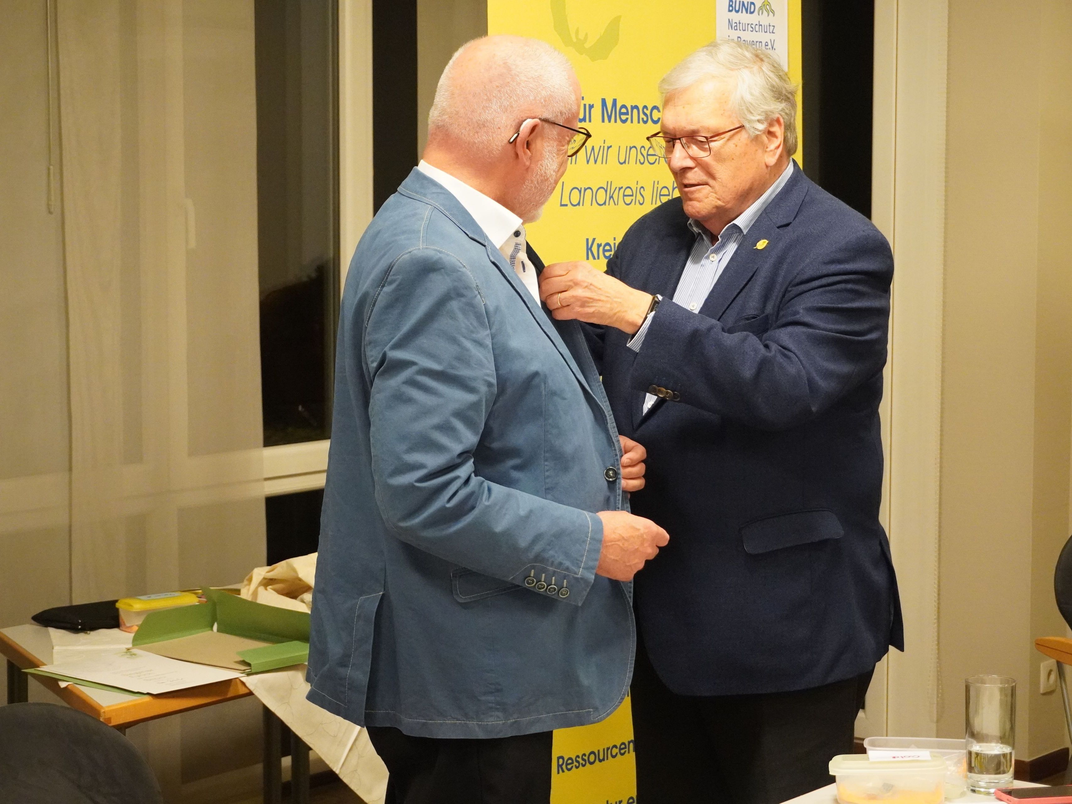 Erwin Scheiner erhält von Prof.Dr. Hubert Weiger die goldene Ehrennadel, Foto Uwe Schlosser