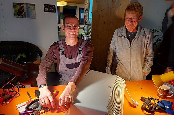 Erwin Nitschky beim Reparieren, Foto Stephanie Namyslo