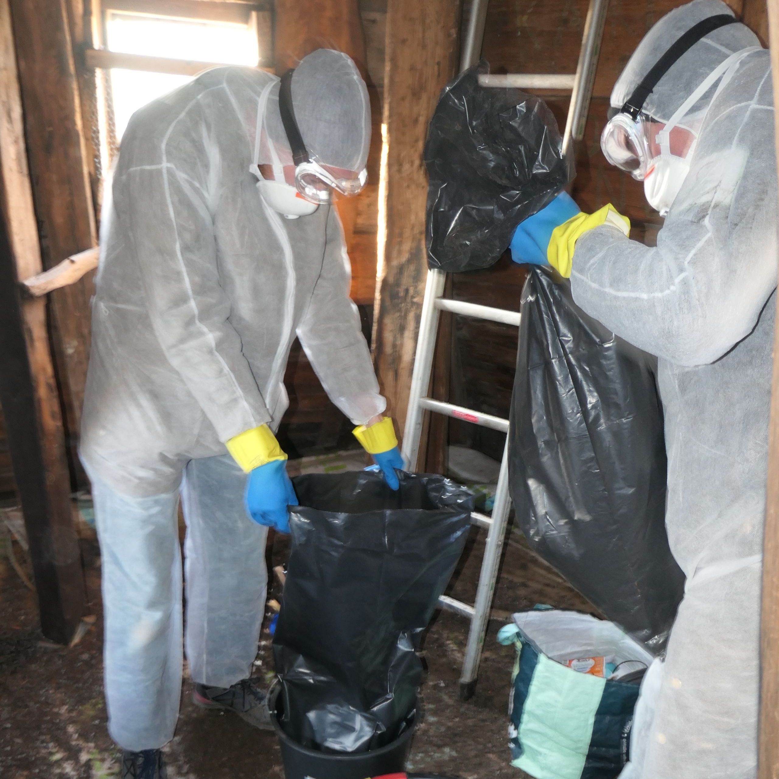 Mitarbeitende des Naturparks Spessart und Ehrenamtliche der BN-Ortsgruppe Gemünden bei der Reinigung unter schwierigen Bedingungen. Foto Oliver Kaiser Mitarbeitende des Naturparks Spessart und Ehrenamtliche der BN-Ortsgruppe Gemünden bei der Reinigung unter schwierigen Bedingungen. Foto Oliver Kaiser