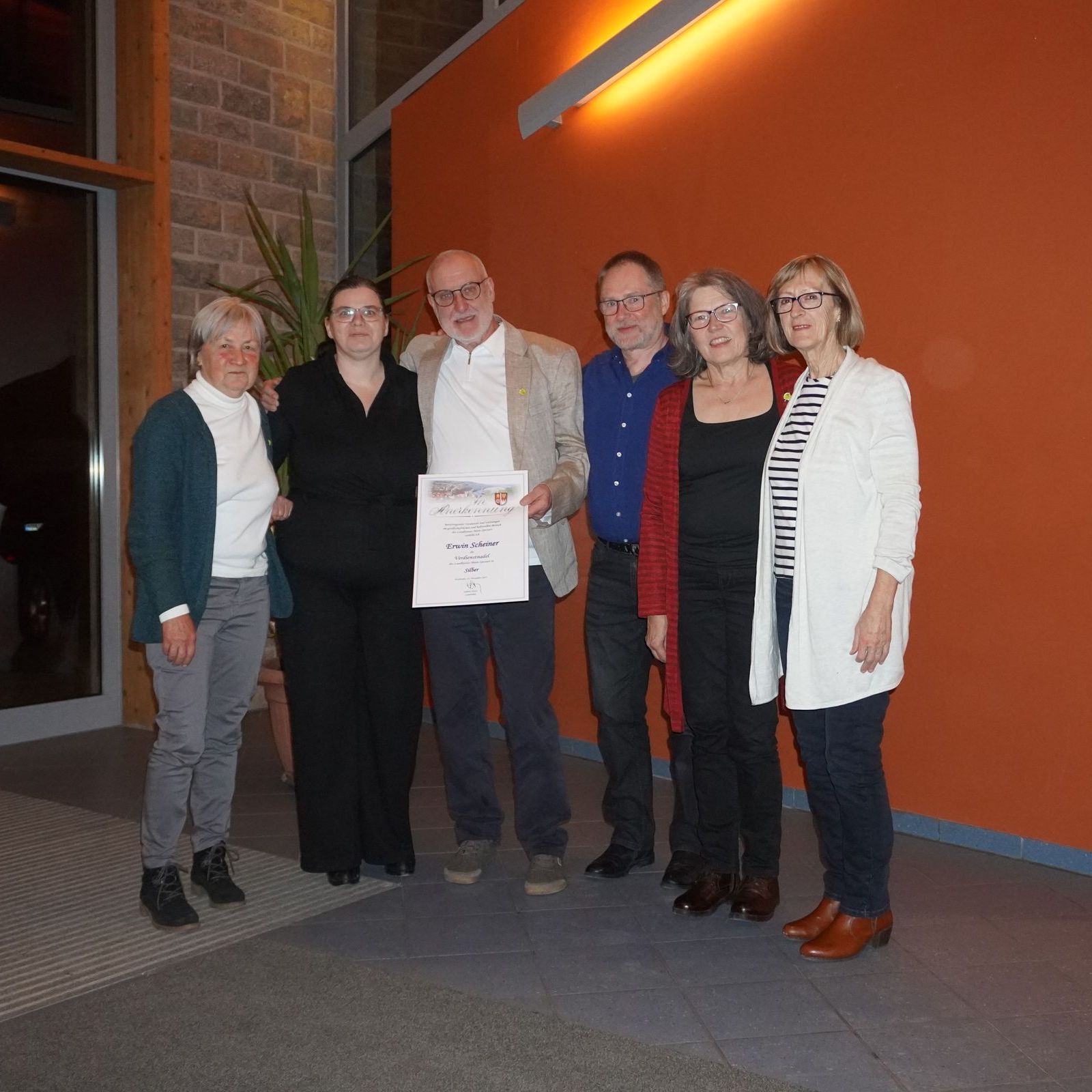 Mit Erwin freuen sich seine Aktiven aus Kreis- und Ortsgruppe, Foto Uwe Schlosser Mit Erwin freuen sich seine Aktiven aus Kreis- und Ortsgruppe, Foto Uwe Schlosser