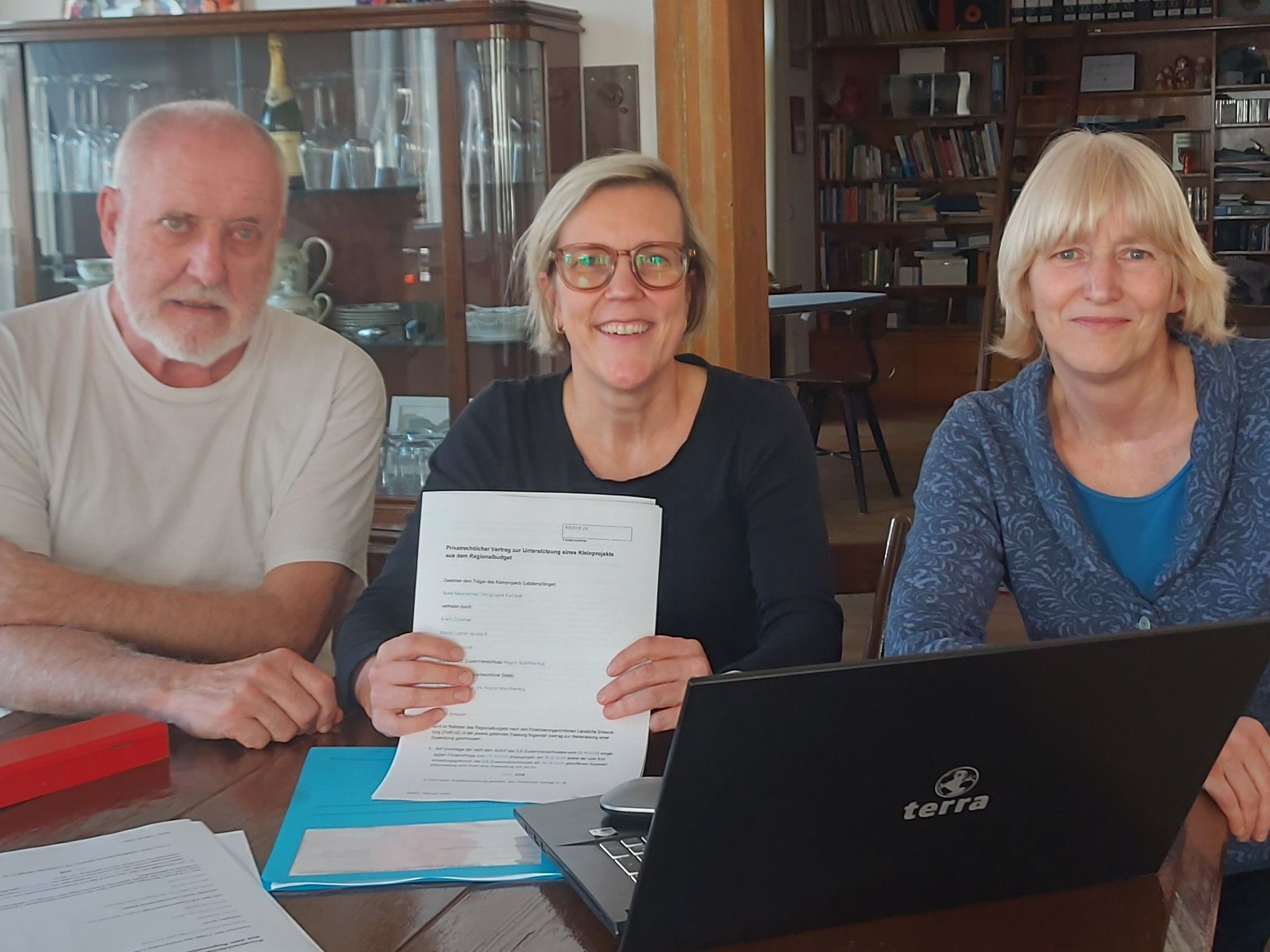 Erwin Scheiner und Frauke Beck freuen sich über die Förderzusage durch die ILE Managerin Susanne Keller (Mitte), Foto BN